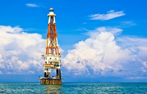 Đèn biển Đá Lát được xây dựng năm 1994 trên nền san hô, cách nơi ở của cán bộ chiến sĩ đảo Đá Lát hơn 300 m về phía Bắc.